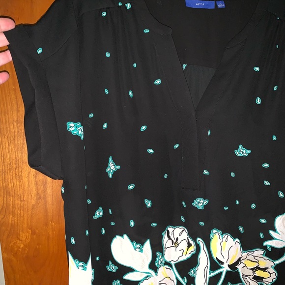 🎉 5 for $20 🎉Black and floral top - Picture 2 of 3